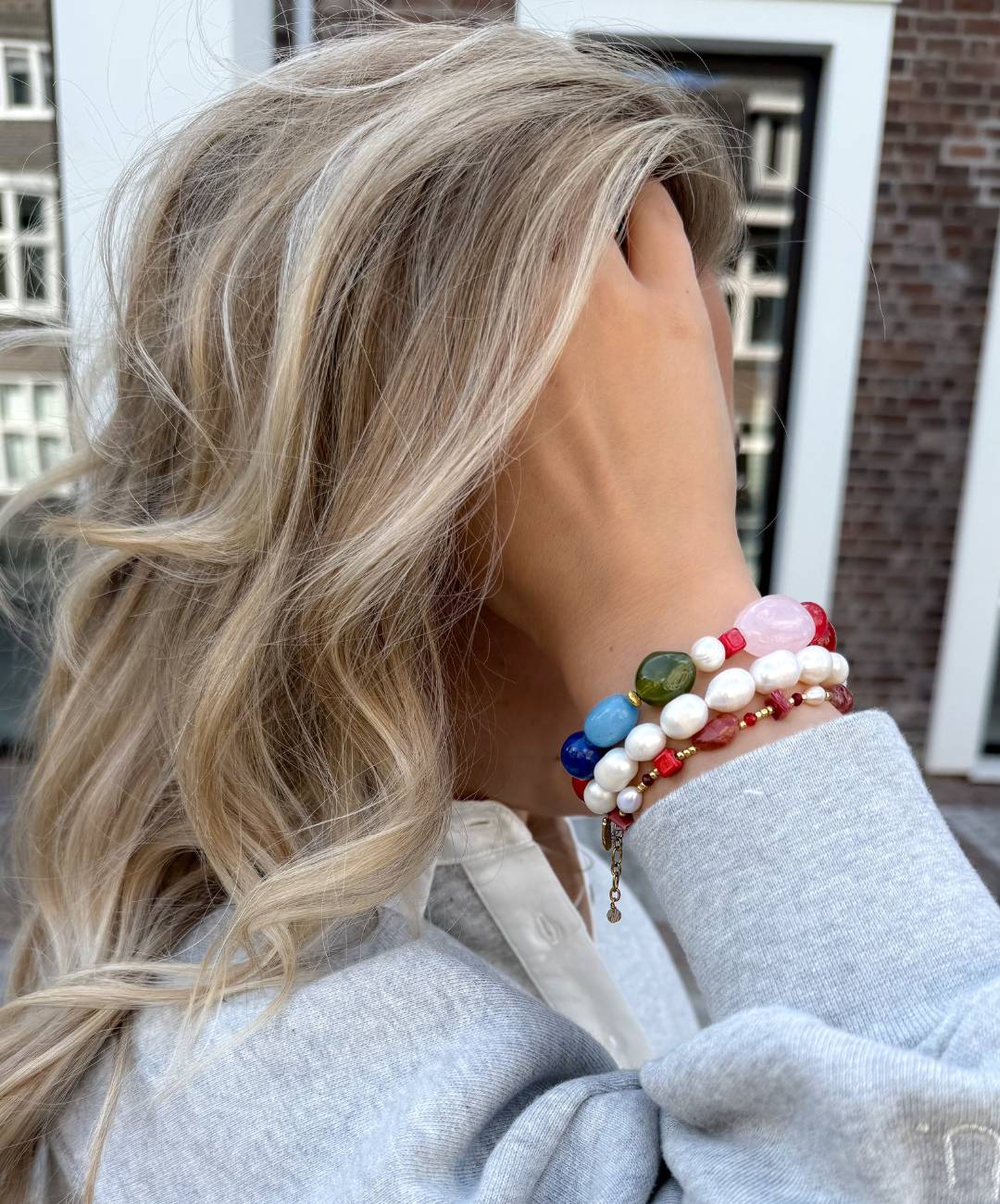 Gouden armband met verschillende kralen