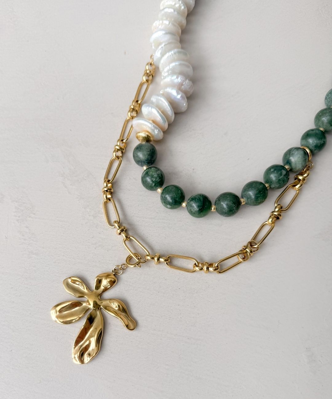 Gouden gelaagde ketting voor dames, handige layered chain om meerdere kettingen te combineren, Dames parelketting, met groene jade kralen, statement ketting