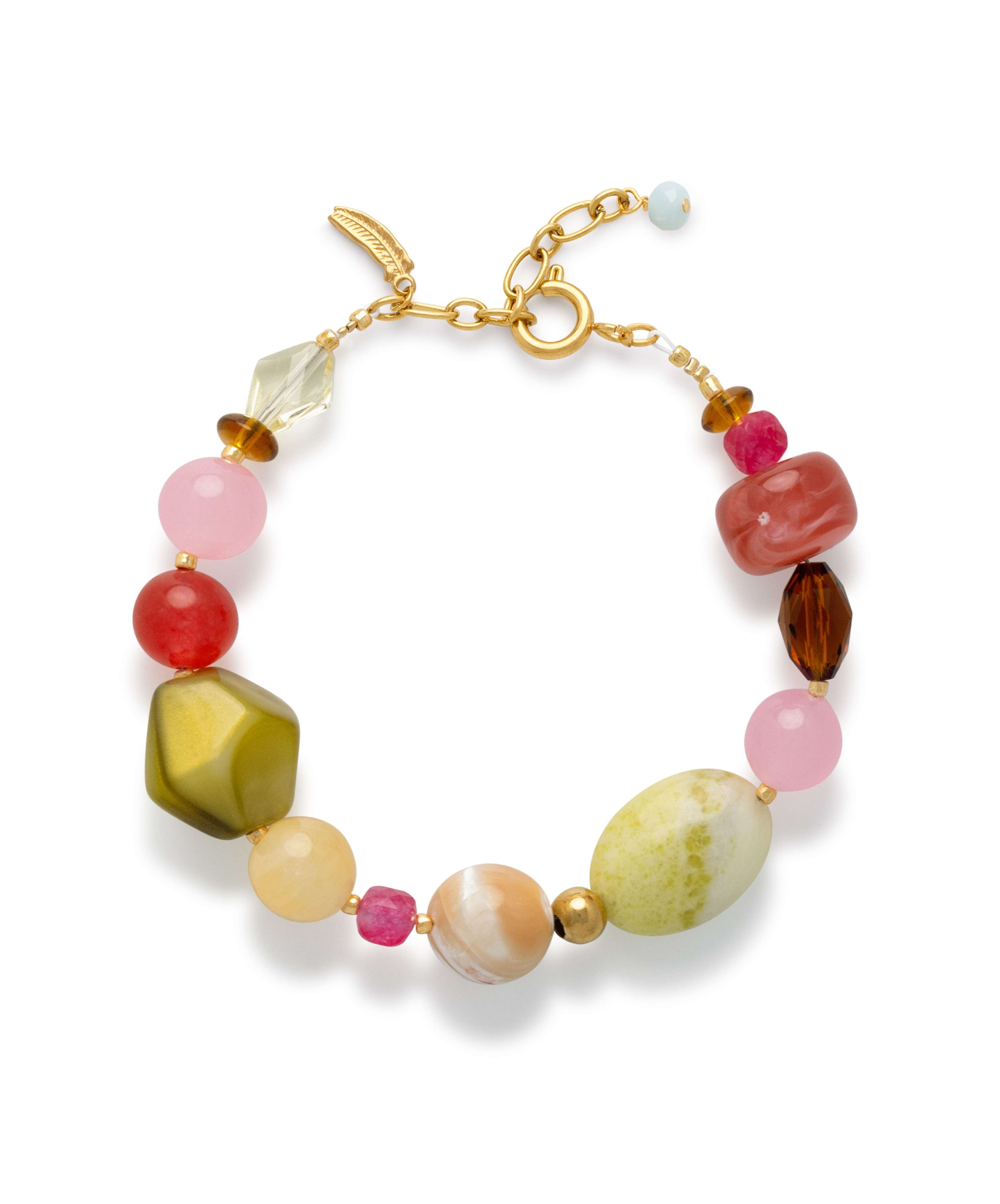 Handgemaakte statement armband met kleurrijke kralen in groen, roze, geel en goudtinten met stainless steel sluiting.