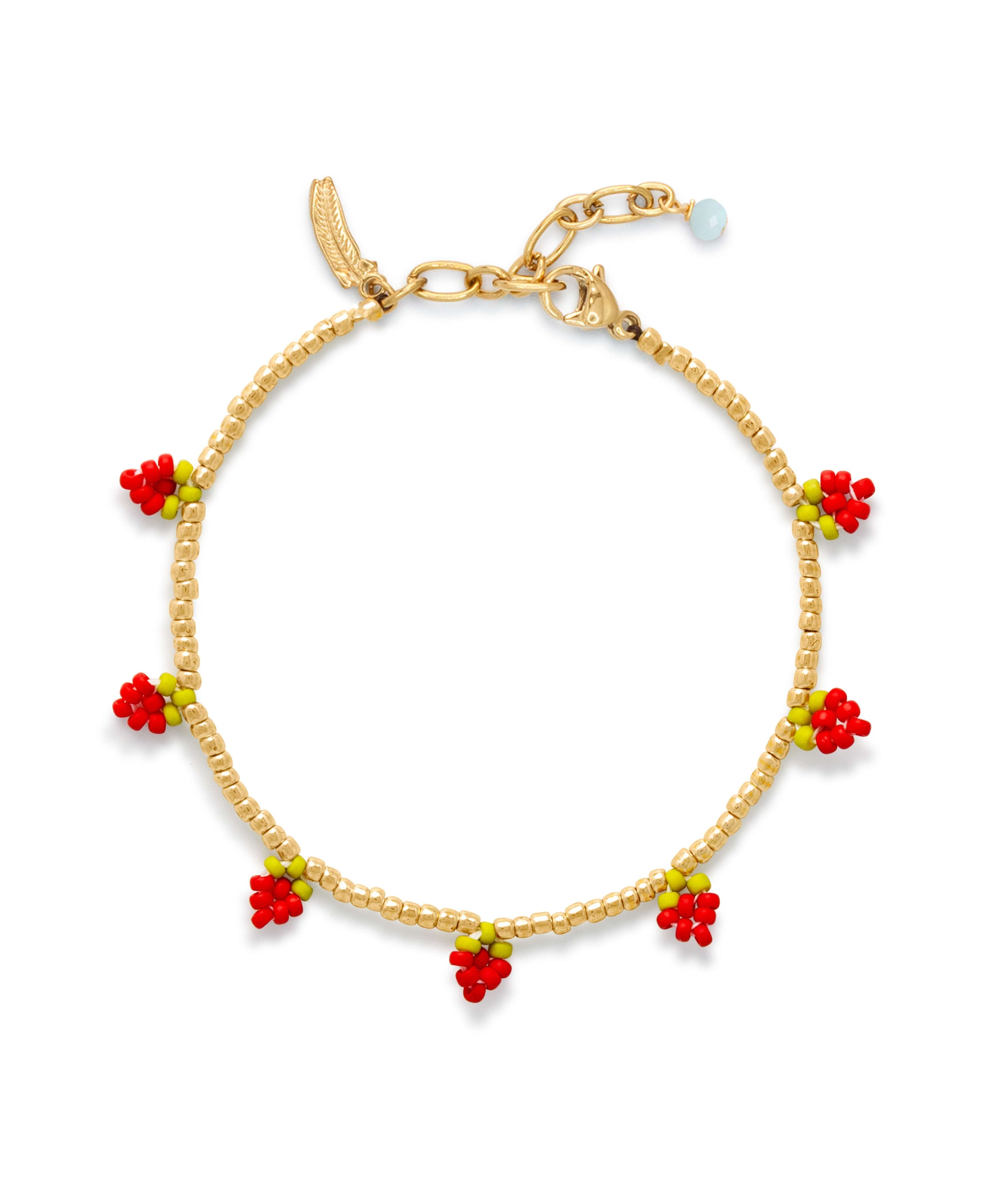 Handgemaakte kralenarmband met goudkleurige kralen en rode aardbei-bedels in rood en groen met stainless steel sluiting.