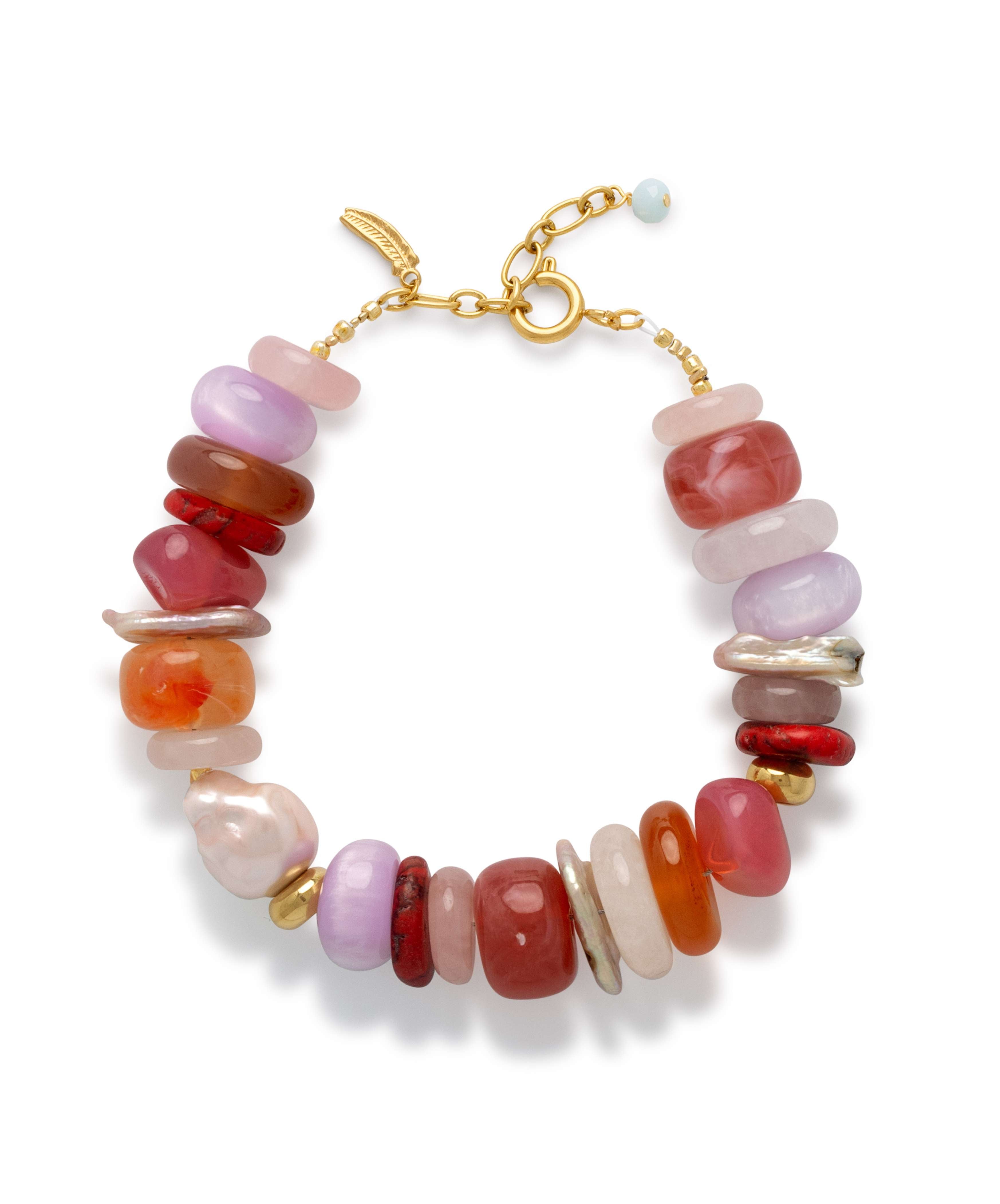 Handgemaakte statement armband met rozenkwarts, agaat, zoetwaterparels en bergkristal in roze, rood en oranje tinten met stainless steel sluiting.