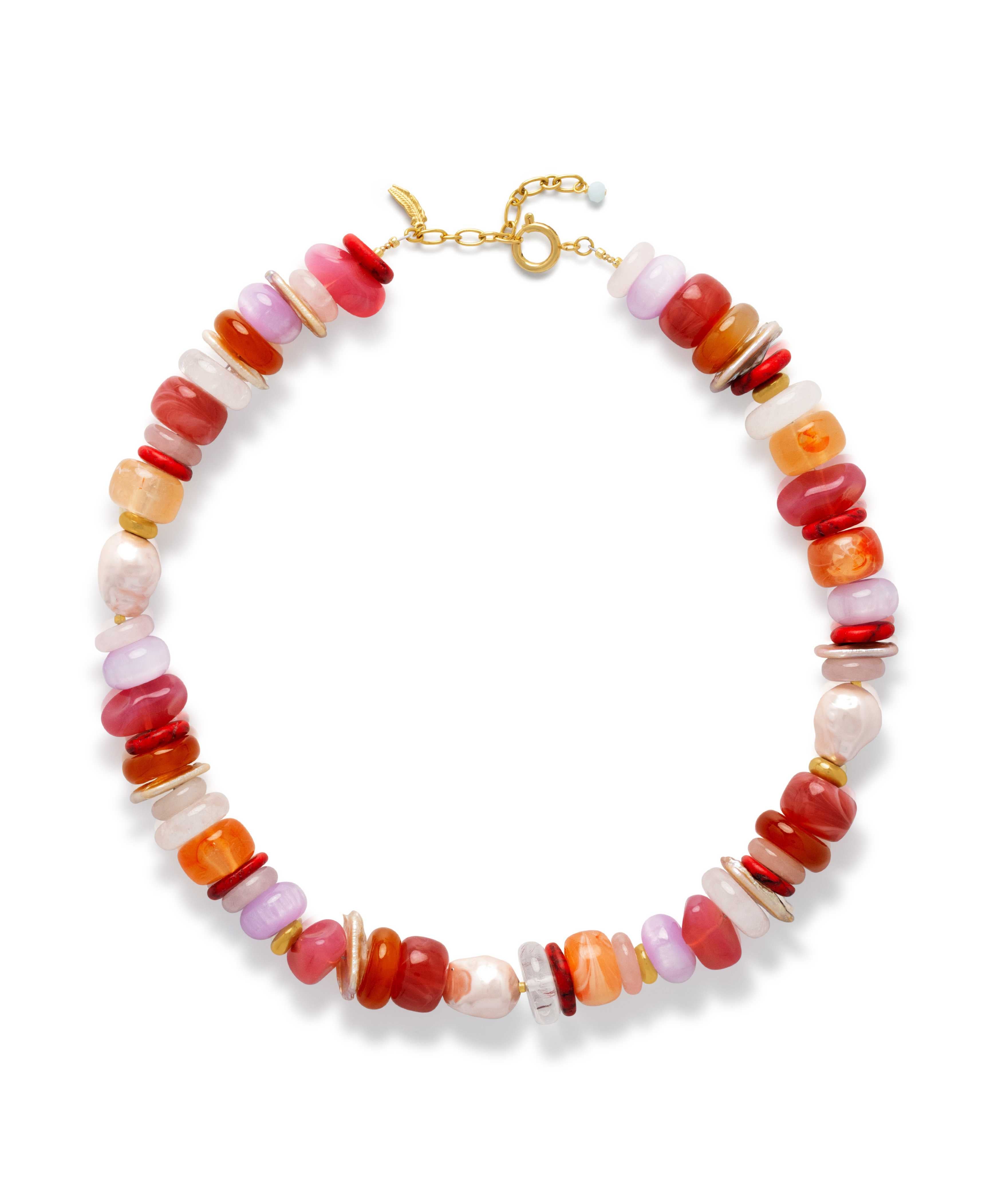 Handgemaakte statement ketting met rozenkwarts, agaat, zoetwaterparels en bergkristal in roze, rood en oranje tinten met stainless steel sluiting.