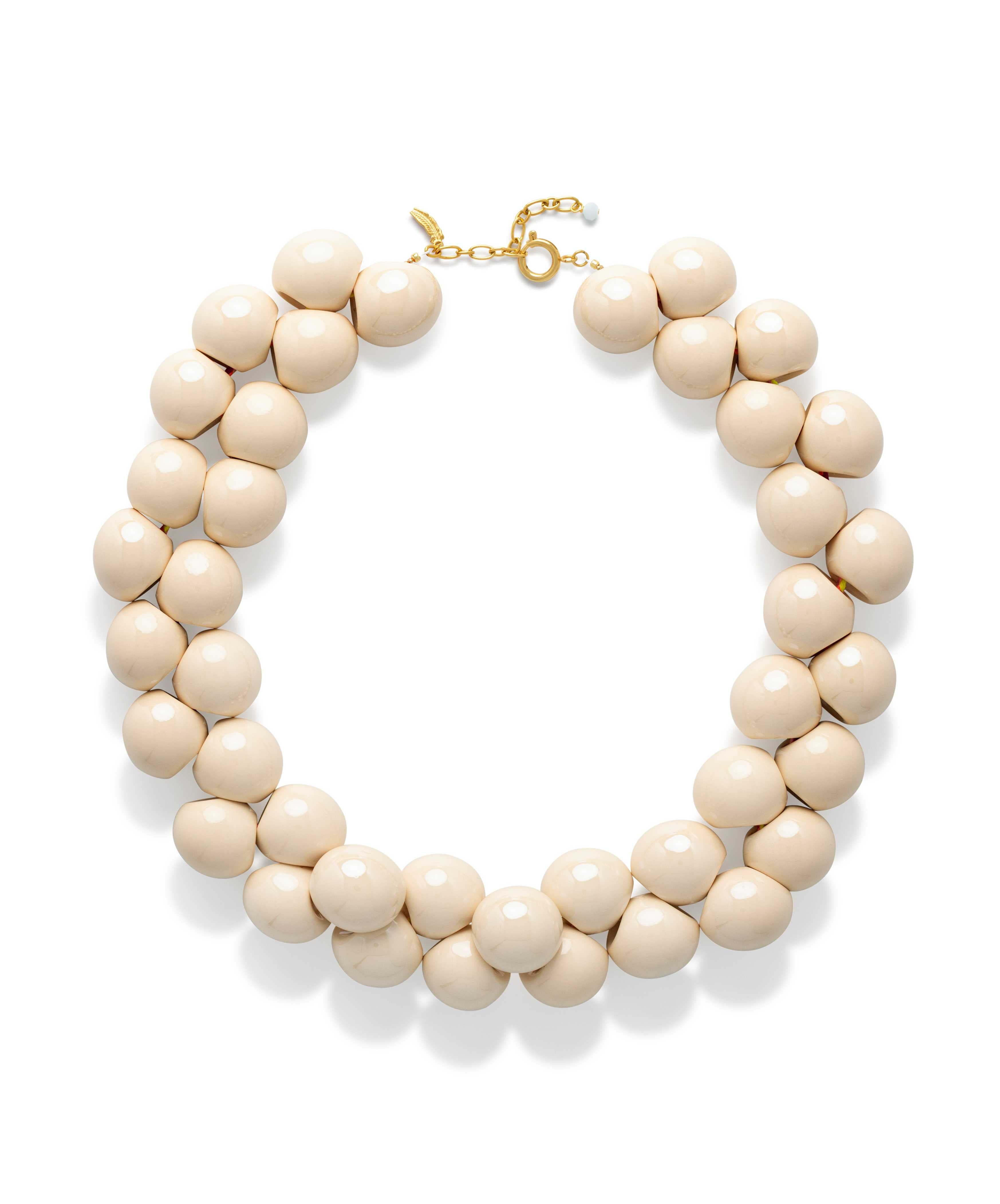 Handgemaakte statement ketting met grote beige kralen in zachte neutrale tinten met stainless steel sluiting.