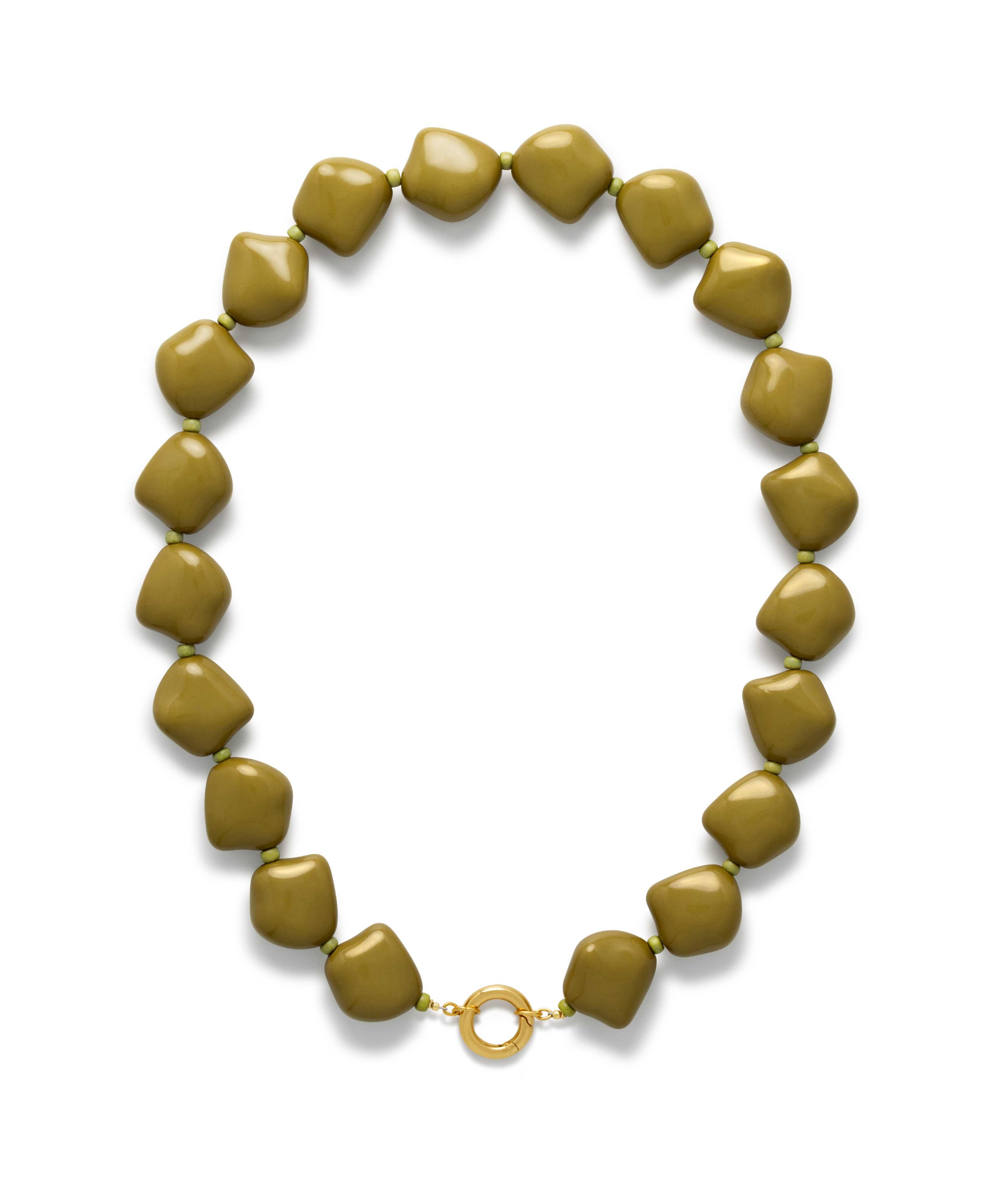 Handgemaakte statement ketting met olijfgroene hars kralen in warme groentinten met stainless steel sluiting.